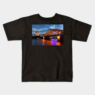 Cologne Cathedral, Dom, Hohenzollern Bridge, dusk, Cologne, Germany Kids T-Shirt